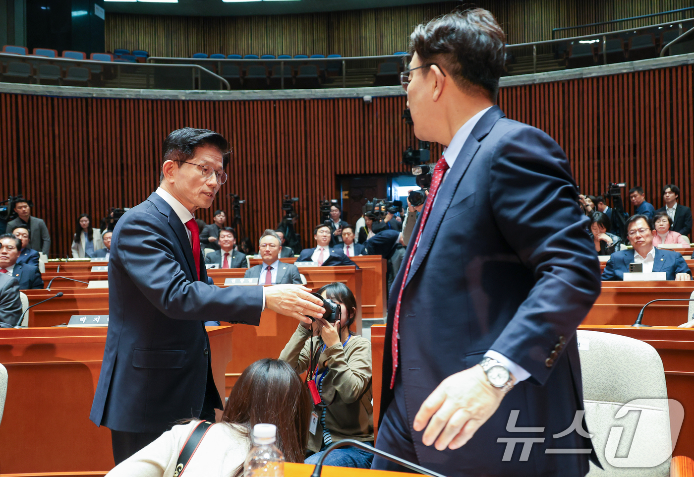 (서울=뉴스1) 안은나 기자 = 김문수 국민의힘 대통령 후보가 9일 서울 여의도 국회에서 열린 의원총회에서 지도부를 향해 "무소속을 당 후보 만들려 불법부당 수단 동원, 중단하라" …