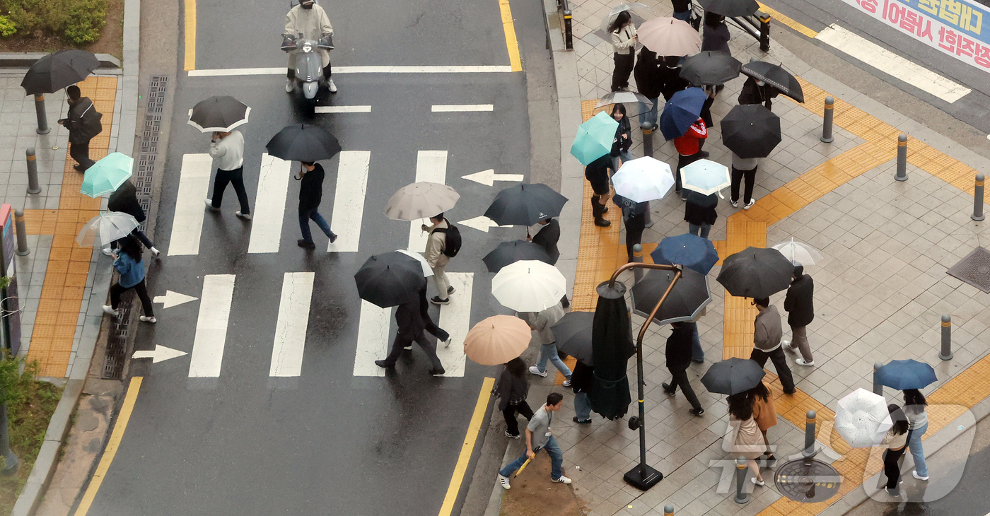 (서울=뉴스1) 김진환 기자 = 전국 대부분 지역에 비가 내린 9일 오후 서울 종로구 종각역 인근에서 우산을 쓴 시민들이 발걸음을 옮기고 있다. 2025.5.9/뉴스1