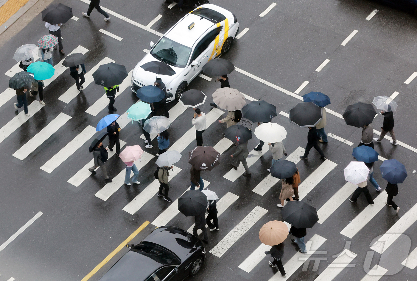 (서울=뉴스1) 김진환 기자 = 전국 대부분 지역에 비가 내린 9일 오후 서울 종로구 종각역 인근에서 우산을 쓴 시민들이 발걸음을 옮기고 있다. 2025.5.9/뉴스1