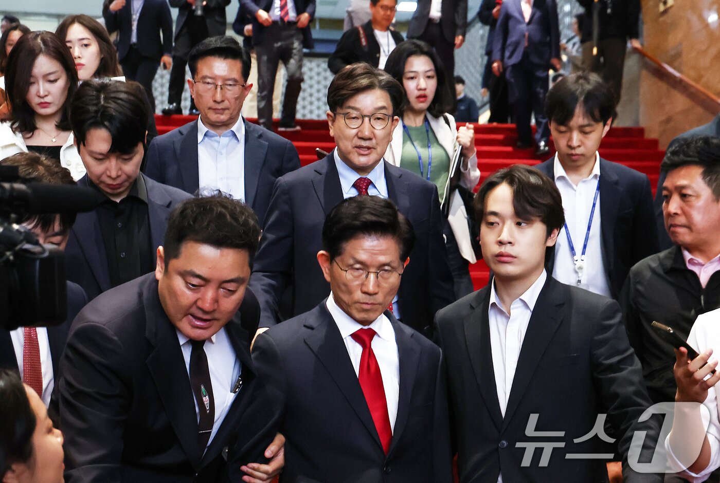본문 이미지 - 김문수 국민의힘 대통령 후보가 9일 오전 서울 여의도 국회에서 열린 의원총회에서 굳은 표정으로 나오자 권성동 원내대표가 김 후보를 따라 나서고 있다. 2025.5.9/뉴스1 ⓒ News1 김민지 기자