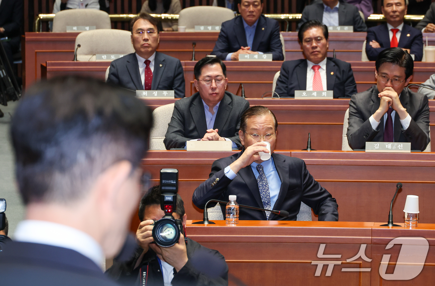 (서울=뉴스1) 안은나 기자 = 김문수 국민의힘 대통령 후보가 9일 서울 여의도 국회에서 열린 의원총회에서 지도부를 향해 "무소속을 당 후보 만들려 불법부당 수단 동원, 중단하라" …