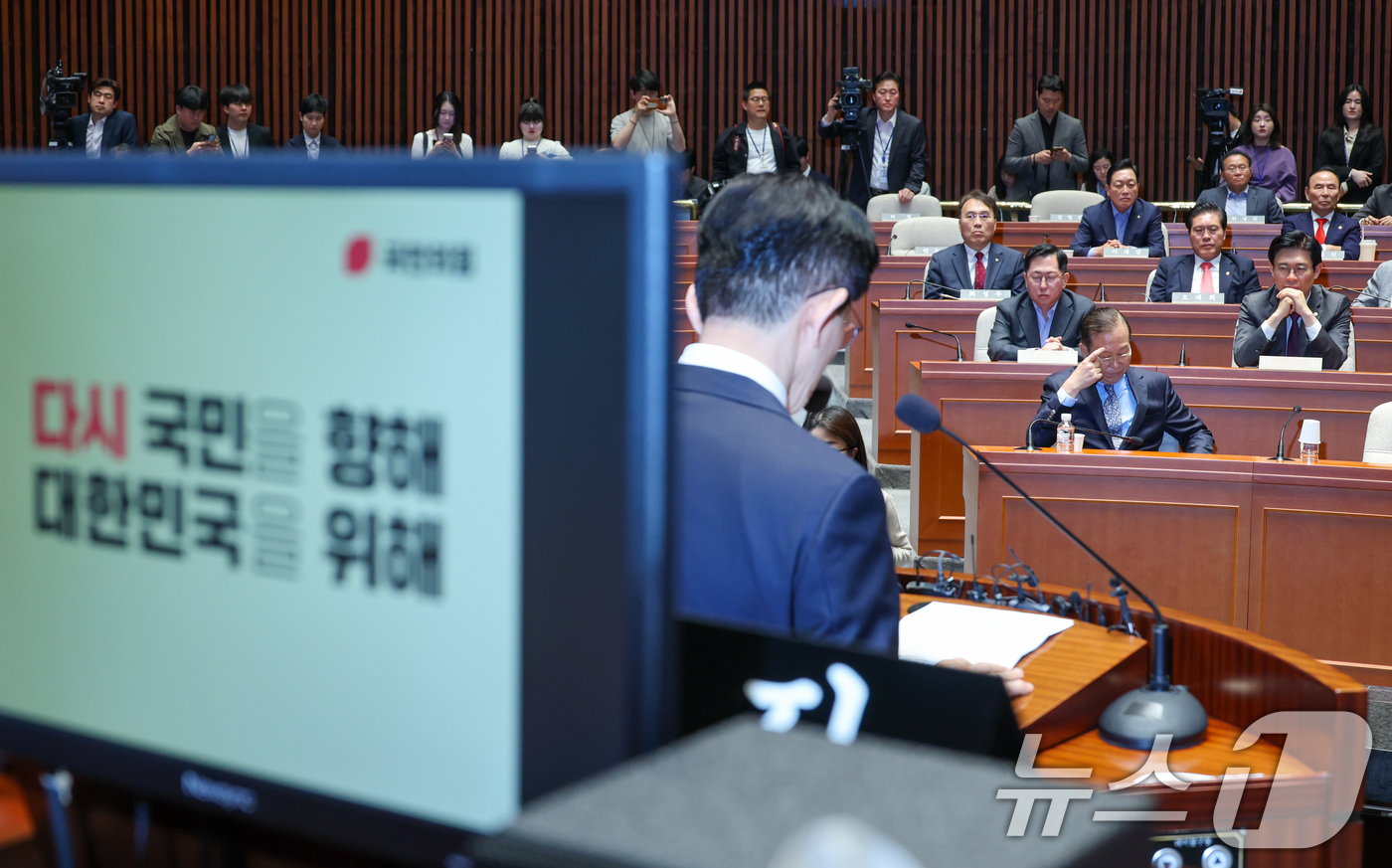 (서울=뉴스1) 안은나 기자 = 김문수 국민의힘 대통령 후보가 9일 서울 여의도 국회에서 열린 의원총회에서 지도부를 향해 "무소속을 당 후보 만들려 불법부당 수단 동원, 중단하라" …