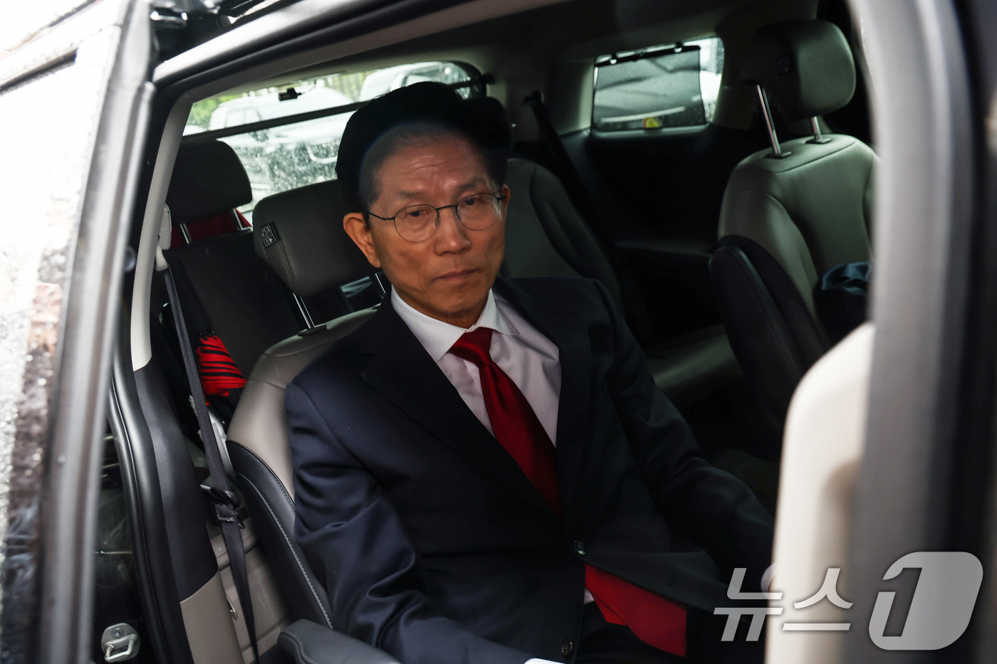 (서울=뉴스1) 김민지 기자 = 김문수 국민의힘 대통령 후보가 9일 오전 서울 여의도 국회에서 열린 의원총회를 마치고 차량에 올라 굳은 표정을 하고 있다. 2025.5.9/뉴스1