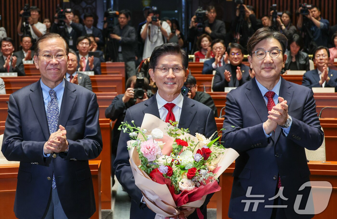 본문 이미지 - 김문수 국민의힘 대통령 후보가 9일 서울 여의도 국회에서 열린 의원총회에서 꽃다발을 받은 뒤 기념 촬영하고 있다. 왼쪽부터 권영세 비대위원장, 김 후보, 권성동 원내대표. 김 후보는 지도부를 향해 &#34;무소속을 당 후보 만들려 불법부당 수단 동원, 중단하라＂며 입장을 밝힌 뒤 의총장을 떠났다. 2025.5.9/뉴스1 ⓒ News1 안은나 기자
