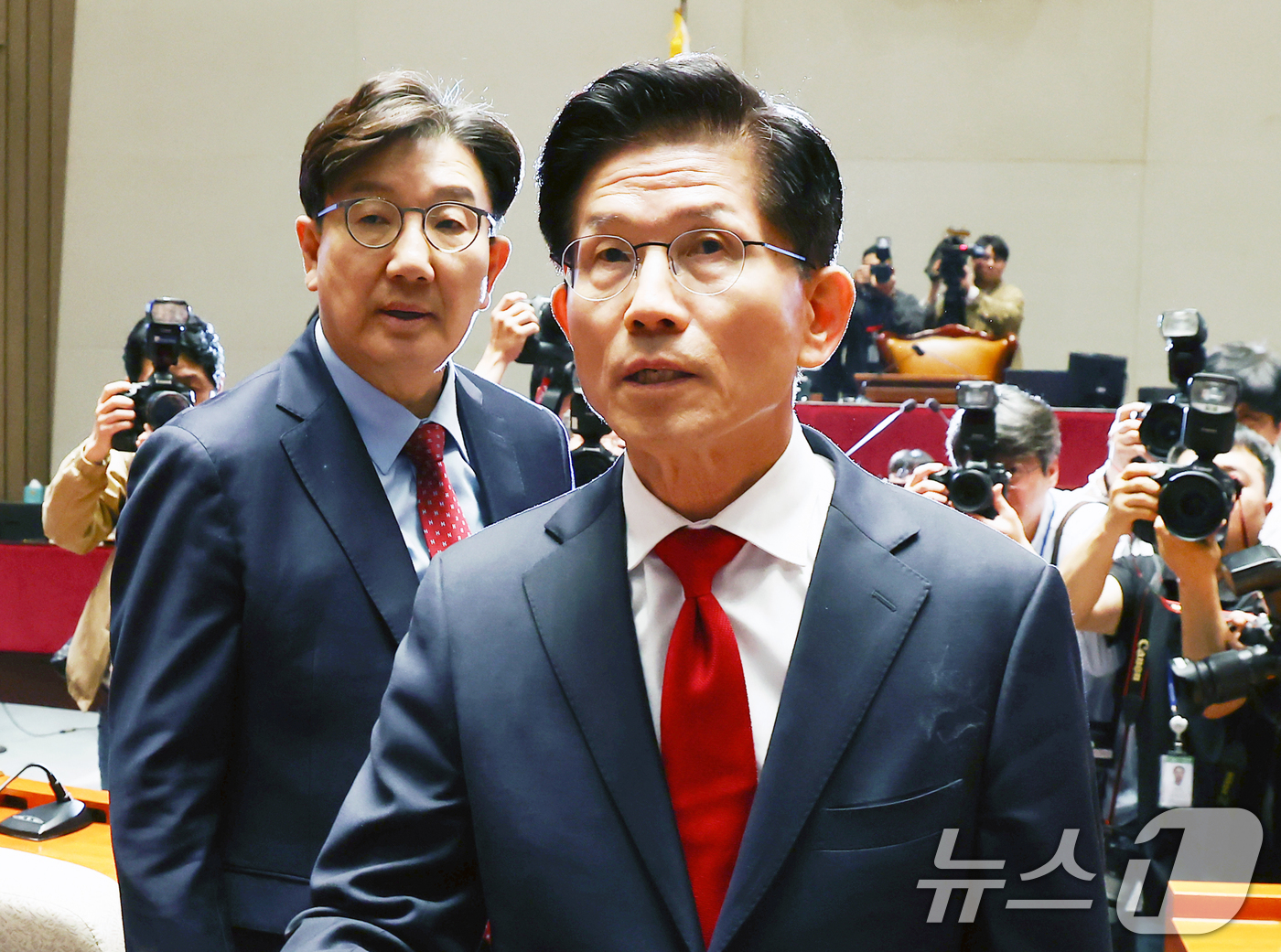 (서울=뉴스1) 김민지 기자 = 김문수 국민의힘 대통령 후보가 9일 오전 서울 여의도 국회에서 열린 의원총회에 참석한 뒤 나오고 있다. 왼쪽은 권성동 원내대표. 2025.5.9/뉴 …