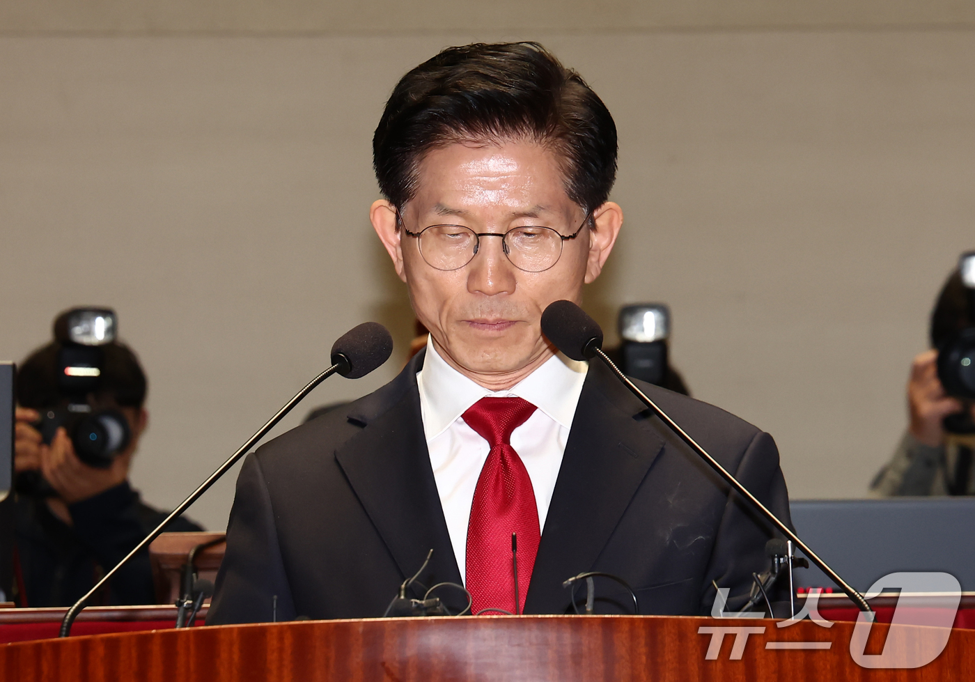 (서울=뉴스1) 김민지 기자 = 김문수 국민의힘 대통령 후보가 9일 오전 서울 여의도 국회에서 열린 의원총회에서 인사말 도중 생각에 잠겨 있다. 2025.5.9/뉴스1