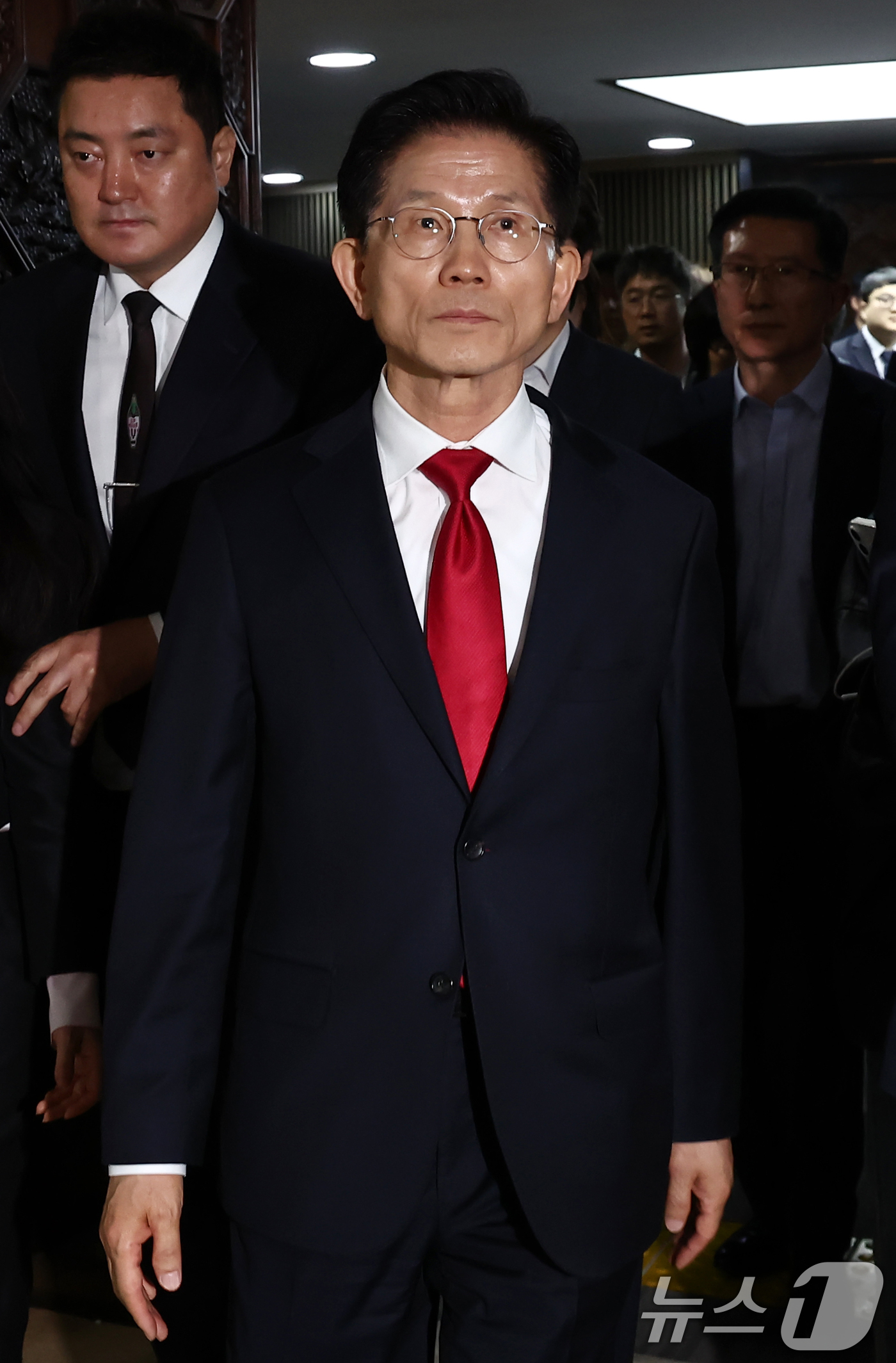 (서울=뉴스1) 김민지 기자 = 김문수 국민의힘 대통령 후보가 9일 오전 서울 여의도 국회에서 열린 의원총회에서 굳은 표정으로 나오고 있다. 2025.5.9/뉴스1