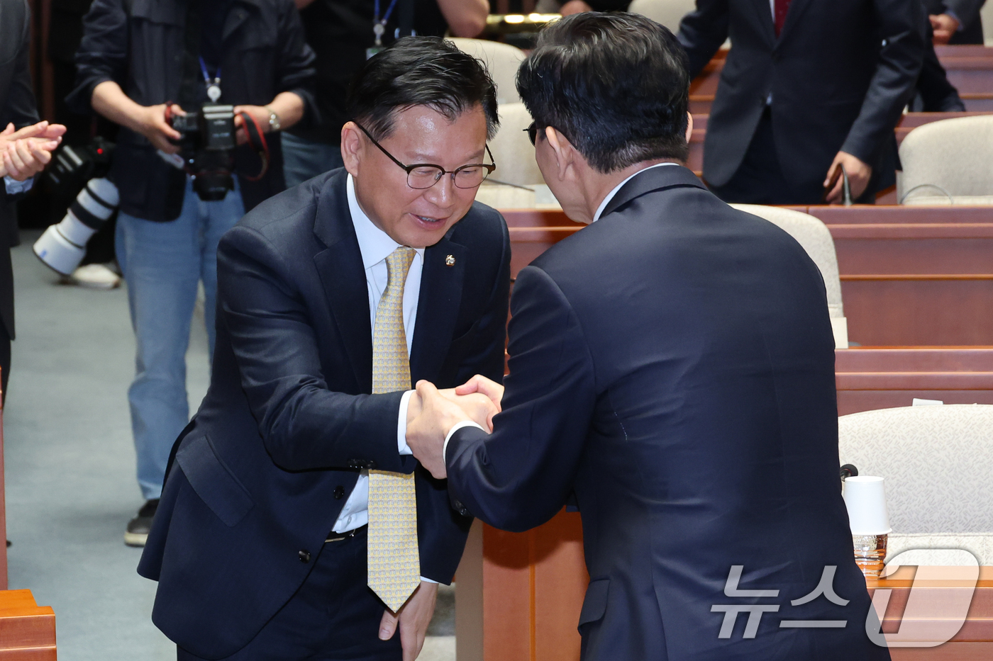 (서울=뉴스1) 안은나 기자 = 김문수 국민의힘 대통령 후보가 9일 서울 여의도 국회에서 열린 의원총회에 입장하며 이양수 선관위원장과 악수하고 있다. 김 후보는 지도부를 향해 "무 …