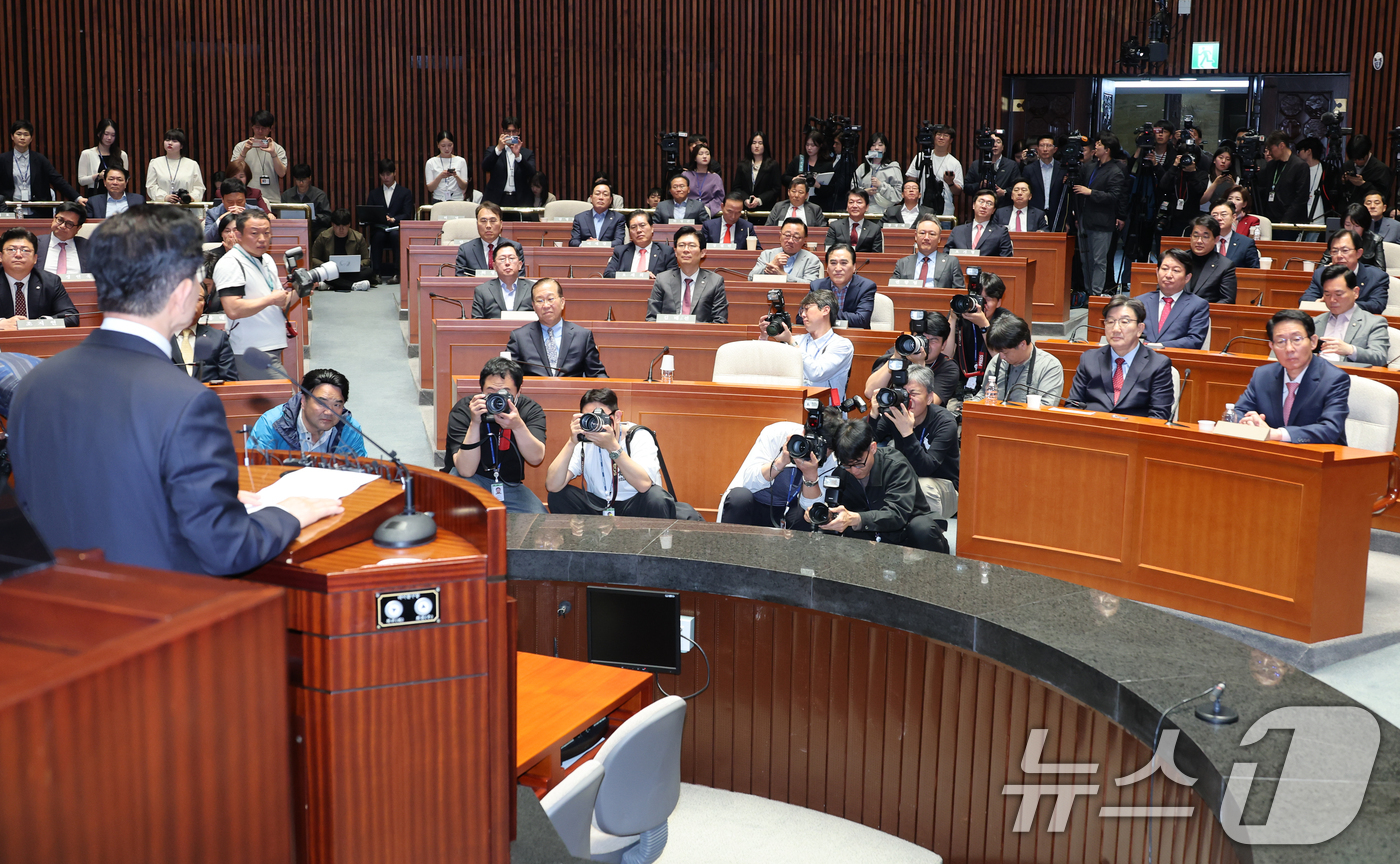(서울=뉴스1) 안은나 기자 = 김문수 국민의힘 대통령 후보가 9일 서울 여의도 국회에서 열린 의원총회에서 지도부를 향해 "무소속을 당 후보 만들려 불법부당 수단 동원, 중단하라" …