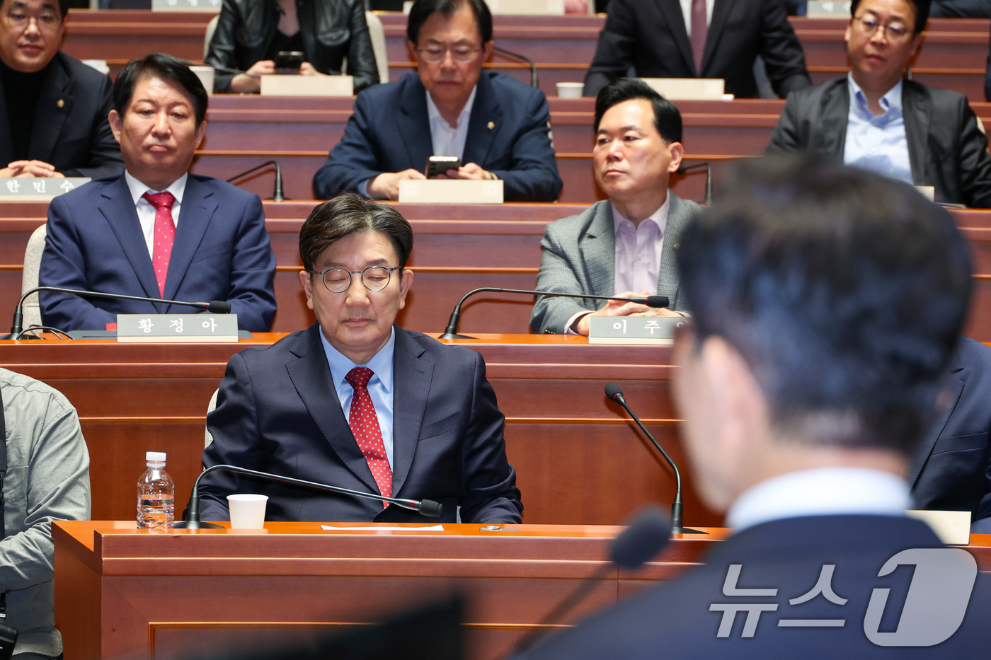 (서울=뉴스1) 안은나 기자 = 김문수 국민의힘 대통령 후보가 9일 서울 여의도 국회에서 열린 의원총회에서 지도부를 향해 "무소속을 당 후보 만들려 불법부당 수단 동원, 중단하라" …
