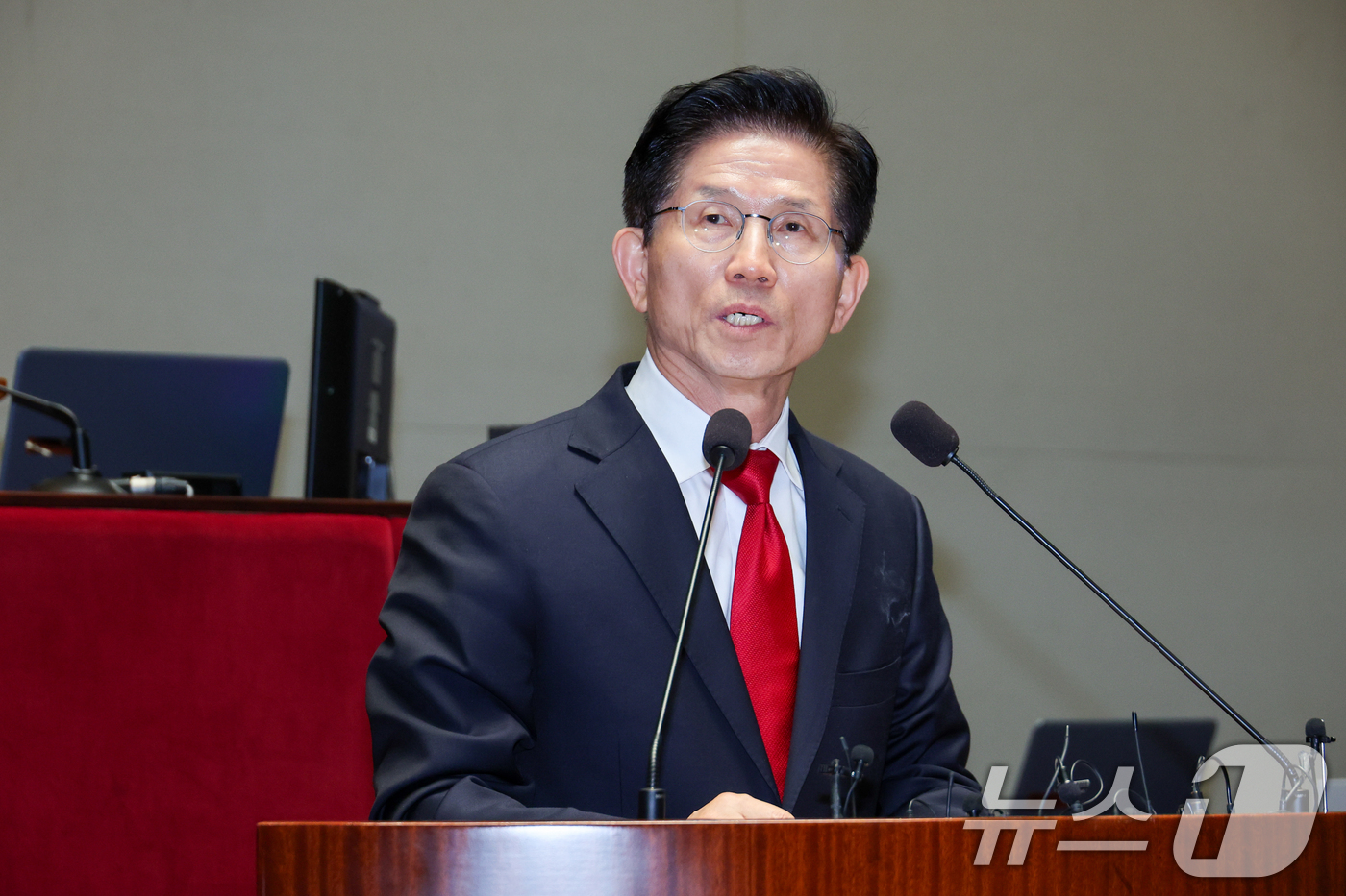 (서울=뉴스1) 안은나 기자 = 김문수 국민의힘 대통령 후보가 9일 서울 여의도 국회에서 열린 의원총회에서 지도부를 향해 "무소속을 당 후보 만들려 불법부당 수단 동원, 중단하라" …