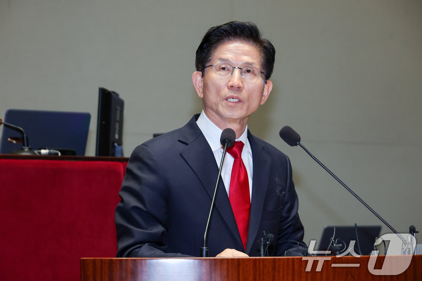 본문 이미지 - 김문수 국민의힘 대통령 후보가 9일 서울 여의도 국회에서 열린 의원총회에서 지도부를 향해 &#34;무소속을 당 후보 만들려 불법부당 수단 동원, 중단하라＂며 입장을 밝히고 있다. 2025.5.9/뉴스1 ⓒ News1 안은나 기자
