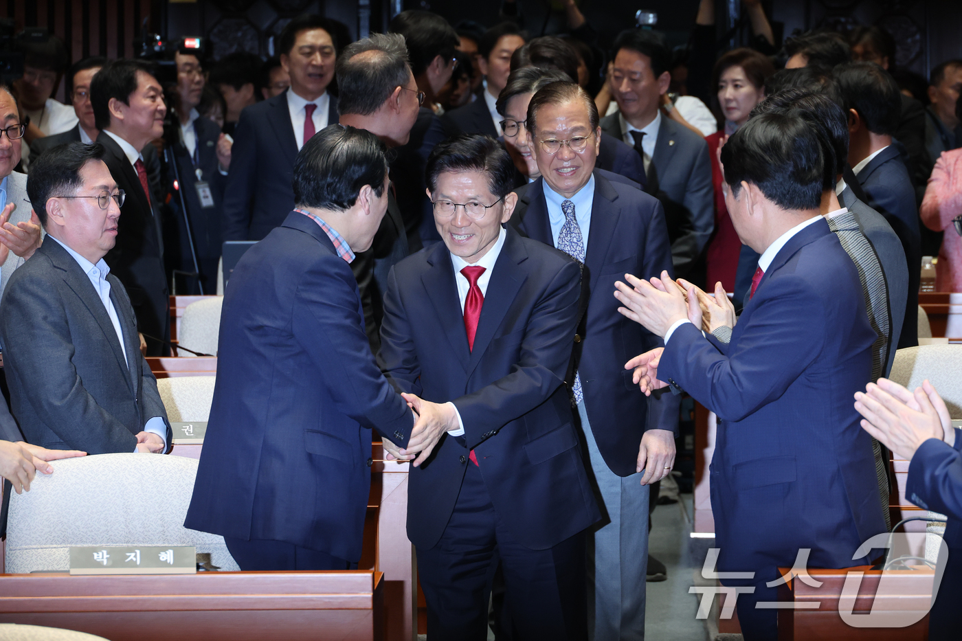 (서울=뉴스1) 안은나 기자 = 김문수 국민의힘 대통령 후보가 9일 서울 여의도 국회에서 권영세 비대위원장, 권성동 원내대표와 의원총회에 입장하며 인사하고 있다. 김 후보는 지도부 …