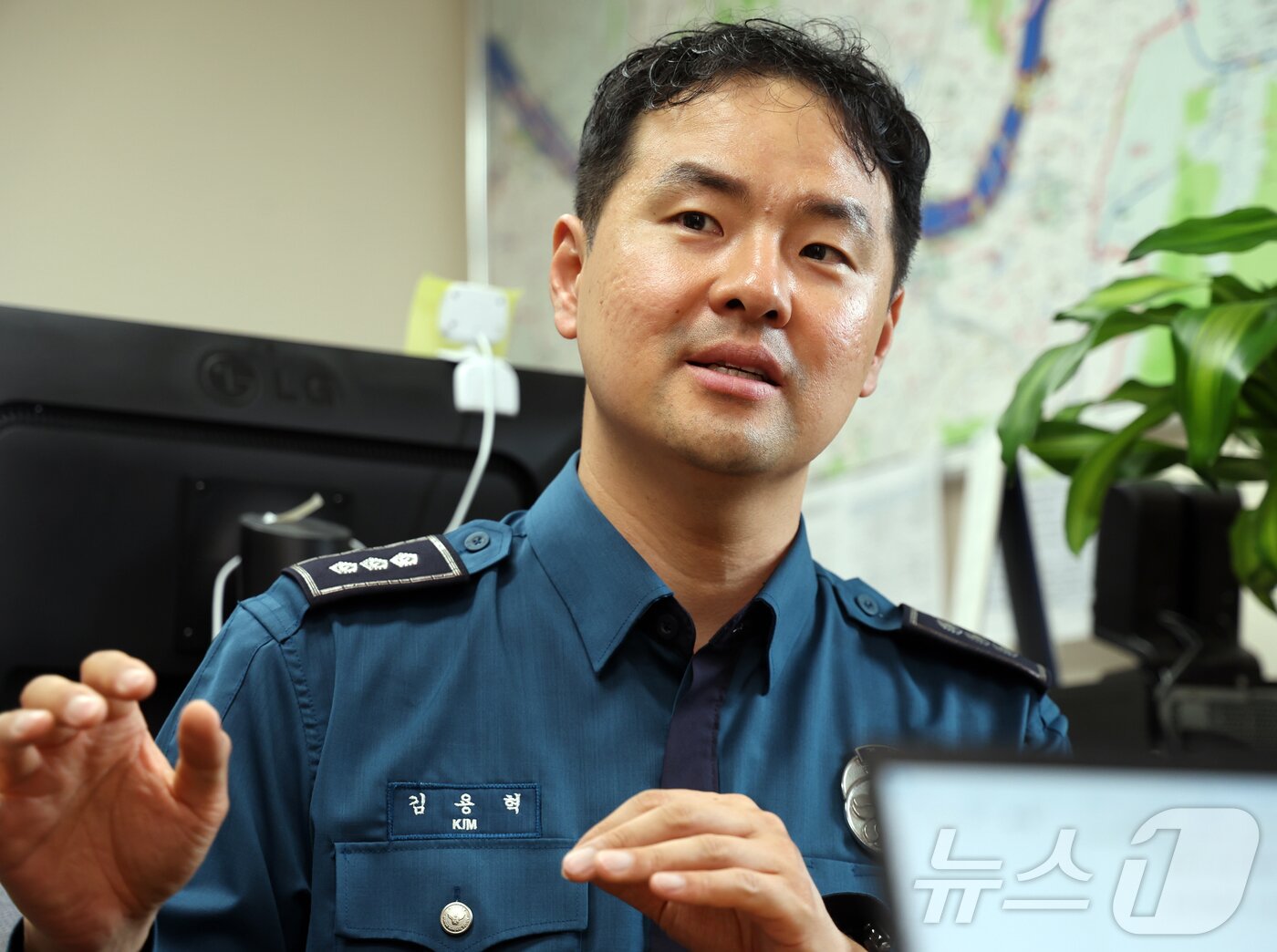 본문 이미지 - 김용혁 서울경찰청 한강경찰대장&#40;경정&#41;이 9일 오전 서울 마포구 한강경찰대 망원한강치안센터에서 뉴스1과 인터뷰를 하고 있다. 2025.5.9/뉴스1 ⓒ News1 황기선 기자