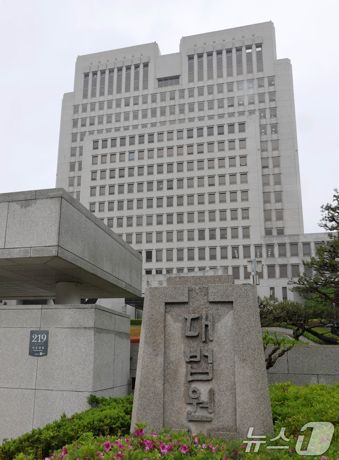 (서울=뉴스1) 박세연 기자 = 이재명 더불어민주당 대통령 후보의 공직선거법 위반 사건 상고심 절차와 민주당의 사법부 압박 등을 논의하기 위한 전국법관대표회의 임시 회의가 소집이 …