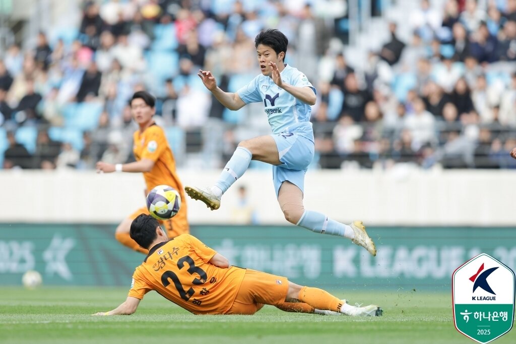 본문 이미지 - 대구와 제주의 경기 모습(한국프로축구연맹 제공) 