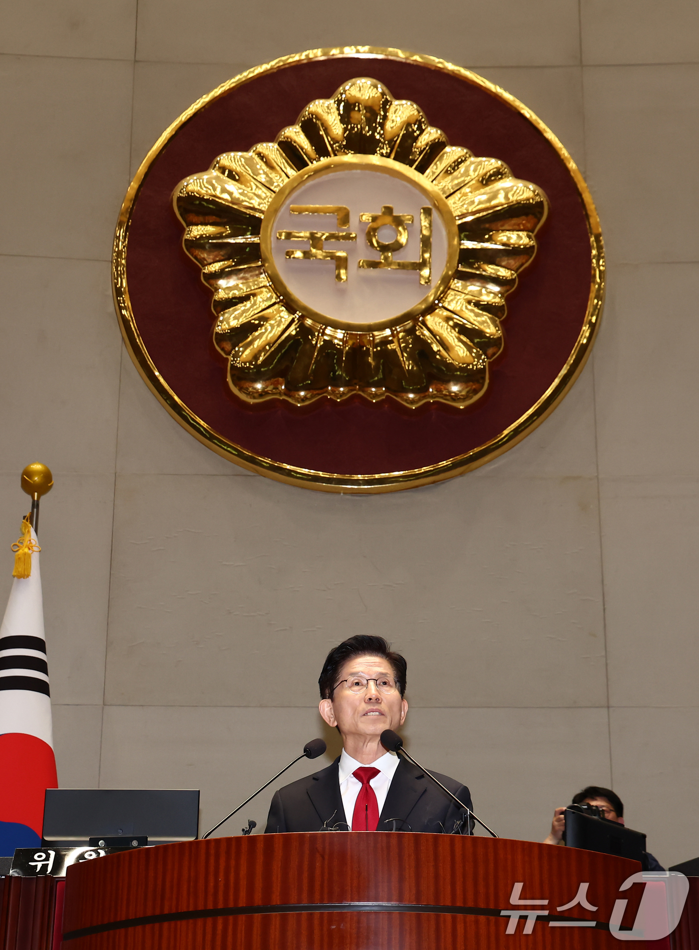 (서울=뉴스1) 김민지 기자 = 김문수 국민의힘 대통령 후보가 9일 서울 여의도 국회에서 열린 의원총회에서 지도부를 향해 "무소속을 당 후보 만들려 불법부당 수단 동원, 중단하라" …