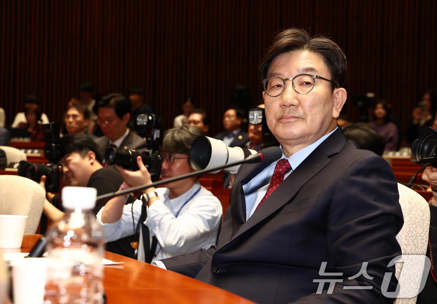 (서울=뉴스1) 김민지 기자 = 권성동 국민의힘 원내대표가 9일 서울 여의도 국회에서 열린 의원총회에서 굳은 표정으로 김문수 국민의힘 대통령 후보의 발언을 듣고 있다. 2025.5 …