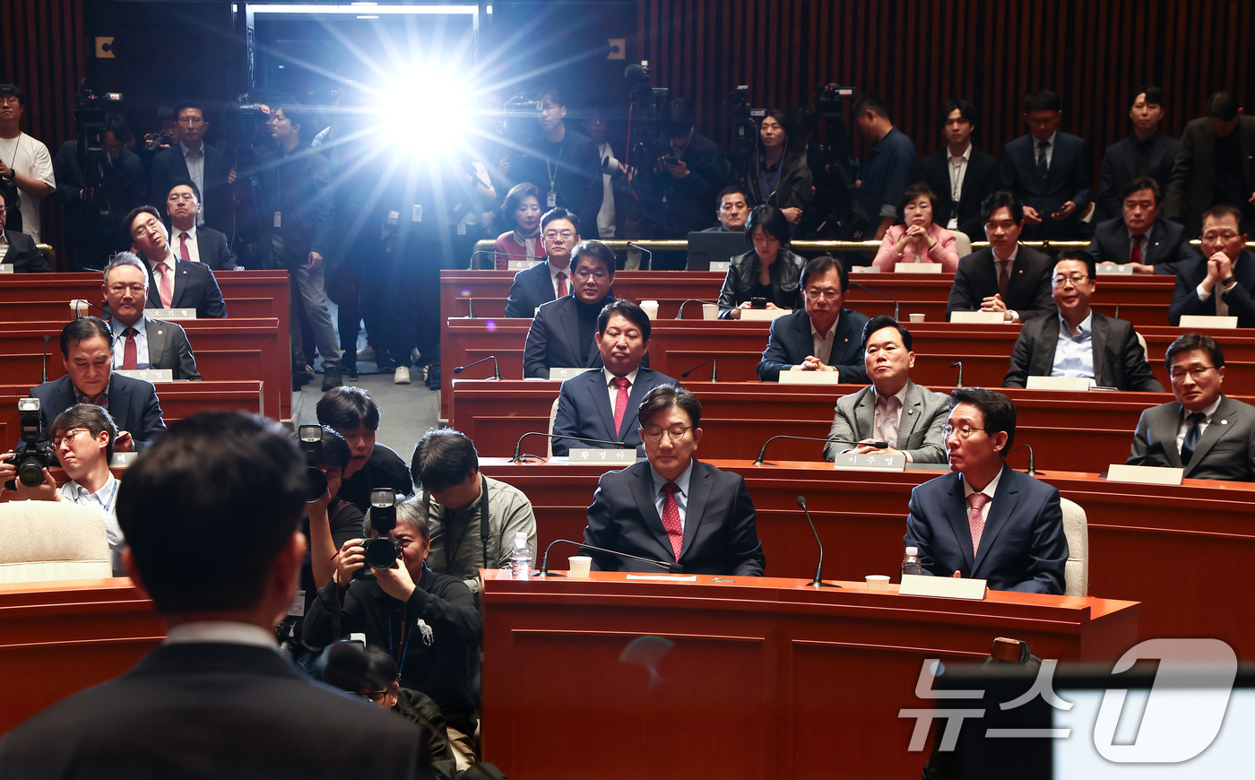 (서울=뉴스1) 김민지 기자 = 국민의힘 권성동 원내대표를 비롯한 의원들이 9일 서울 여의도 국회에서 열린 의원총회에서 김문수 국민의힘 대통령 후보의 발언을 듣고 있다. 2025. …