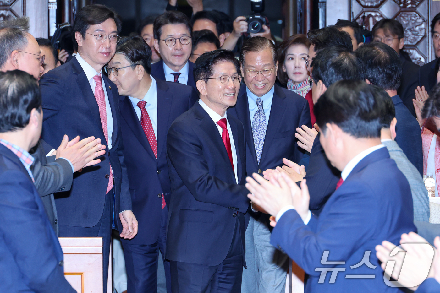 (서울=뉴스1) 안은나 기자 = 김문수 국민의힘 대통령 후보가 9일 서울 여의도 국회에서 권영세 비대위원장, 권성동 원내대표와 의원총회에 입장하며 인사하고 있다. 김 후보는 지도부 …