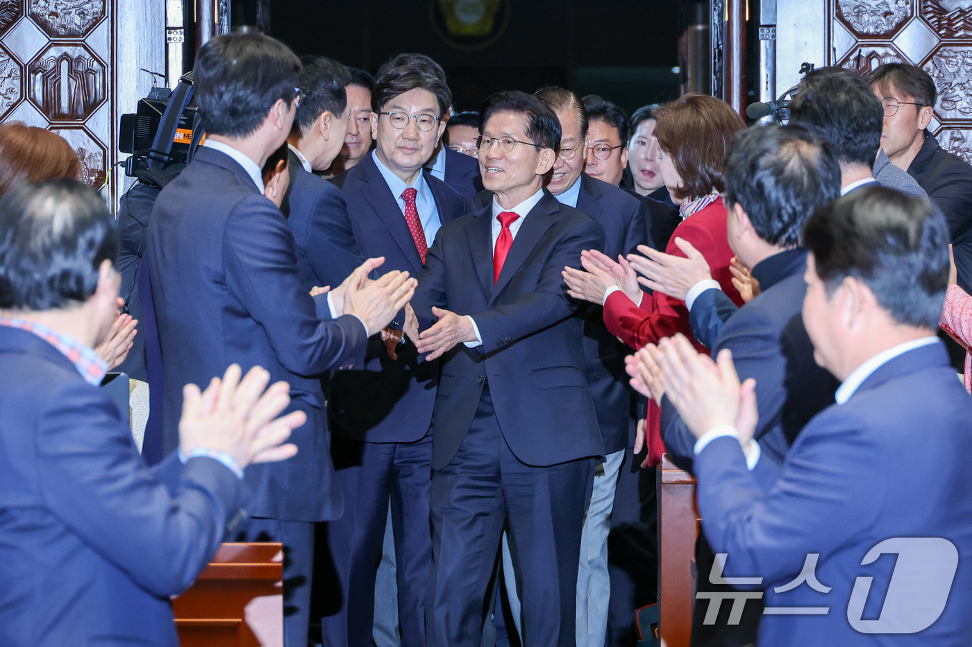 (서울=뉴스1) 안은나 기자 = 김문수 국민의힘 대통령 후보가 9일 서울 여의도 국회에서 권영세 비대위원장, 권성동 원내대표와 의원총회에 입장하며 인사하고 있다. 김 후보는 지도부 …