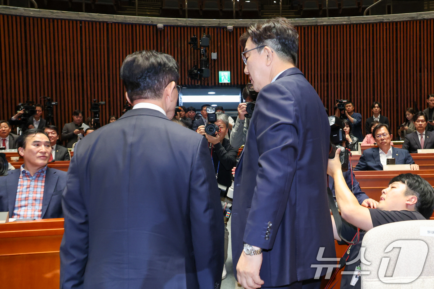 (서울=뉴스1) 안은나 기자 = 김문수 국민의힘 대통령 후보가 9일 서울 여의도 국회에서 열린 의원총회에서 지도부를 향해 "무소속을 당 후보 만들려 불법부당 수단 동원, 중단하라" …