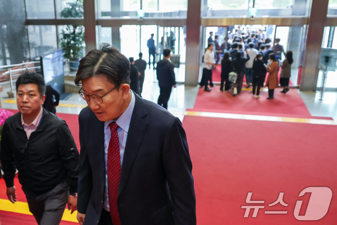 (서울=뉴스1) 안은나 기자 = 김문수 국민의힘 대통령 후보가 9일 서울 여의도 국회에서 열린 의원총회에서 지도부를 향해 "무소속을 당 후보 만들려 불법부당 수단 동원, 중단하라" …