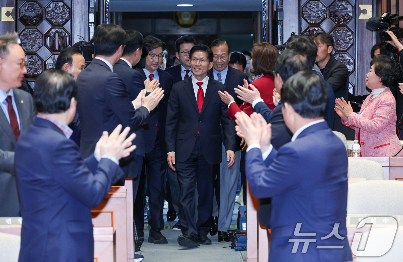 (서울=뉴스1) 안은나 기자 = 김문수 국민의힘 대통령 후보가 9일 서울 여의도 국회에서 권영세 비대위원장, 권성동 원내대표와 의원총회에 입장하며 인사하고 있다. 김 후보는 지도부 …