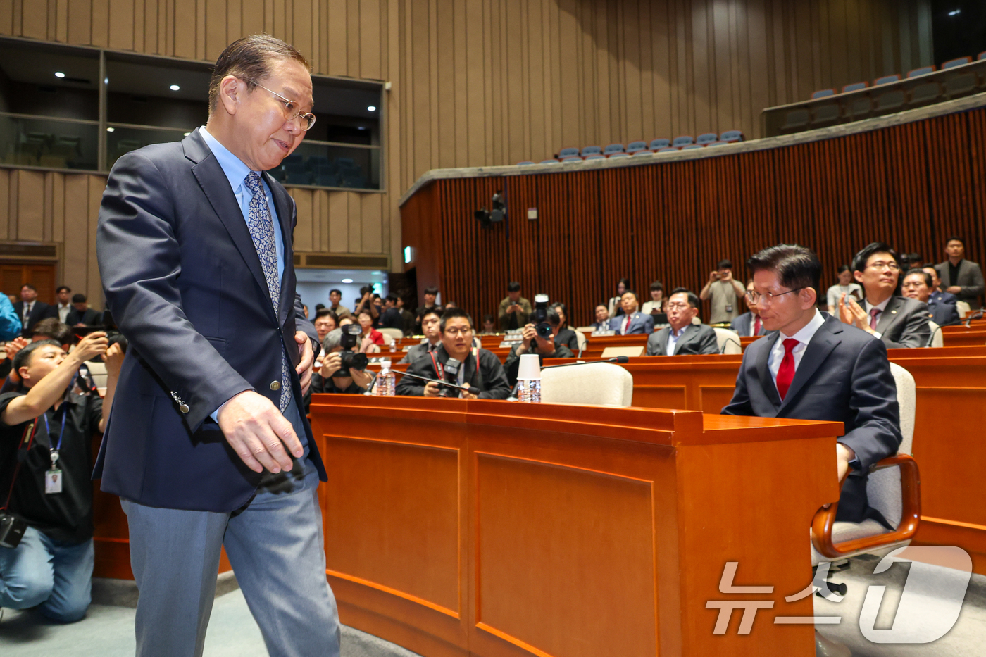 (서울=뉴스1) 안은나 기자 = 김문수 국민의힘 대통령 후보가 9일 서울 여의도 국회에서 열린 의원총회에서 지도부를 향해 "무소속을 당 후보 만들려 불법부당 수단 동원, 중단하라" …