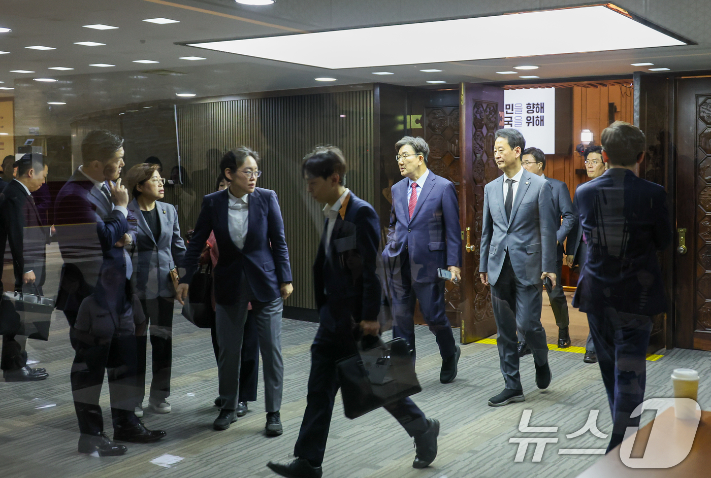 (서울=뉴스1) 안은나 기자 = 김문수 국민의힘 대통령 후보가 9일 서울 여의도 국회에서 열린 의원총회에서 지도부를 향해 "무소속을 당 후보 만들려 불법부당 수단 동원, 중단하라" …