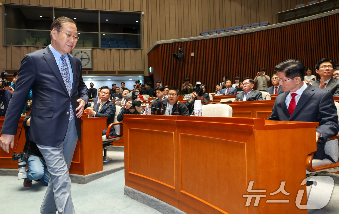 (서울=뉴스1) 안은나 기자 = 김문수 국민의힘 대통령 후보가 9일 서울 여의도 국회에서 열린 의원총회에서 지도부를 향해 "무소속을 당 후보 만들려 불법부당 수단 동원, 중단하라" …