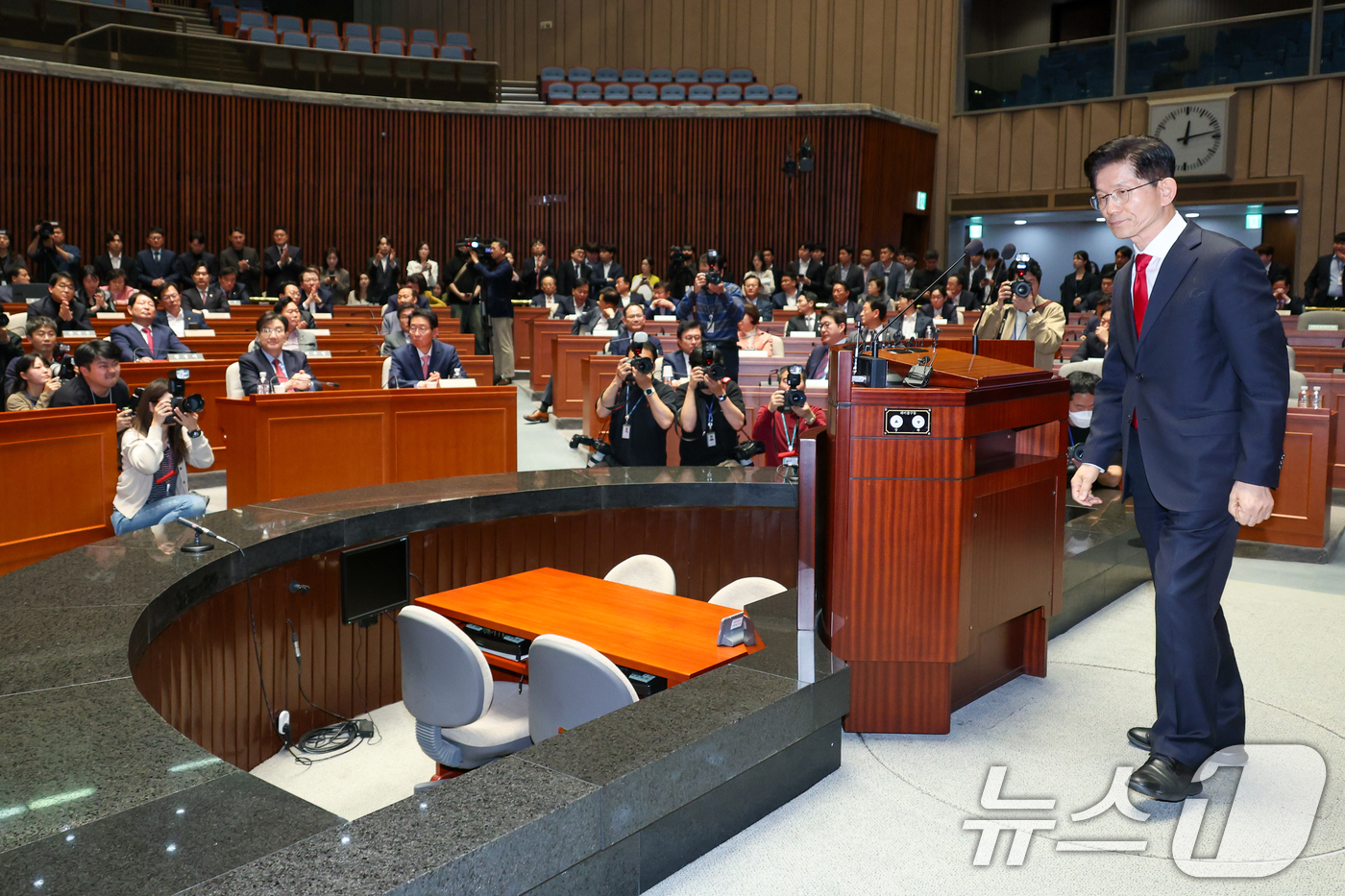(서울=뉴스1) 안은나 기자 = 김문수 국민의힘 대통령 후보가 9일 서울 여의도 국회에서 열린 의원총회에서 지도부를 향해 "무소속을 당 후보 만들려 불법부당 수단 동원, 중단하라" …