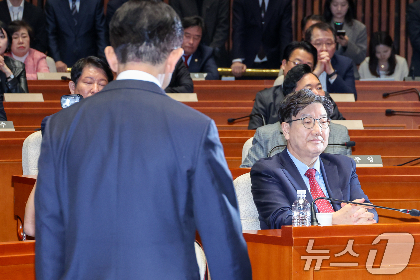 (서울=뉴스1) 안은나 기자 = 김문수 국민의힘 대통령 후보가 9일 서울 여의도 국회에서 열린 의원총회에서 지도부를 향해 "무소속을 당 후보 만들려 불법부당 수단 동원, 중단하라" …