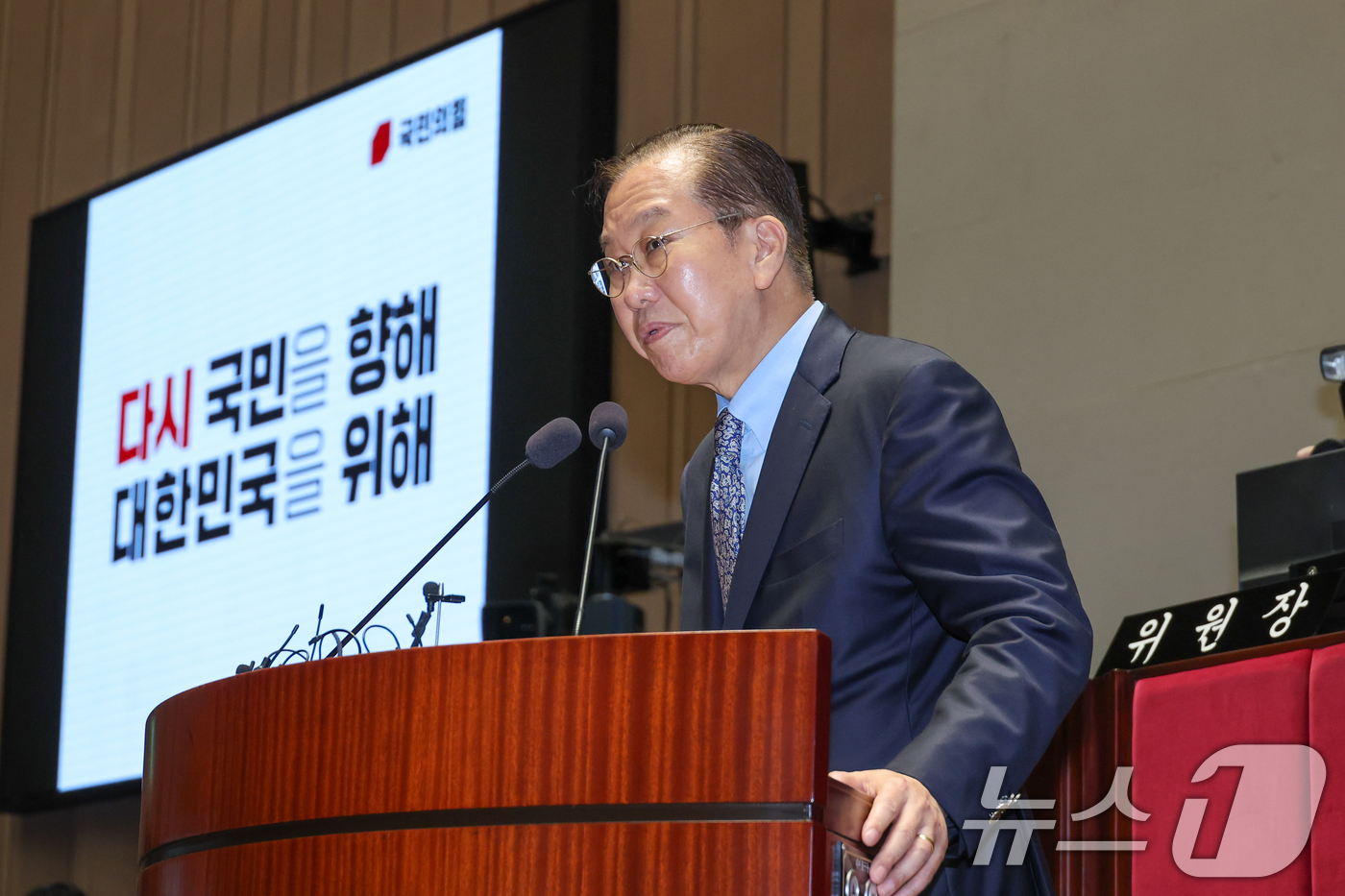 (서울=뉴스1) 안은나 기자 = 김문수 국민의힘 대통령 후보가 9일 서울 여의도 국회에서 열린 의원총회에서 지도부를 향해 "무소속을 당 후보 만들려 불법부당 수단 동원, 중단하라" …