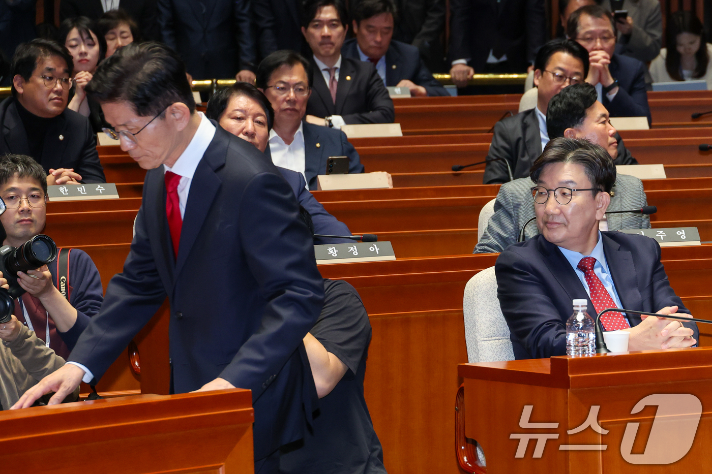 (서울=뉴스1) 안은나 기자 = 김문수 국민의힘 대통령 후보가 9일 서울 여의도 국회에서 열린 의원총회에서 지도부를 향해 "무소속을 당 후보 만들려 불법부당 수단 동원, 중단하라" …