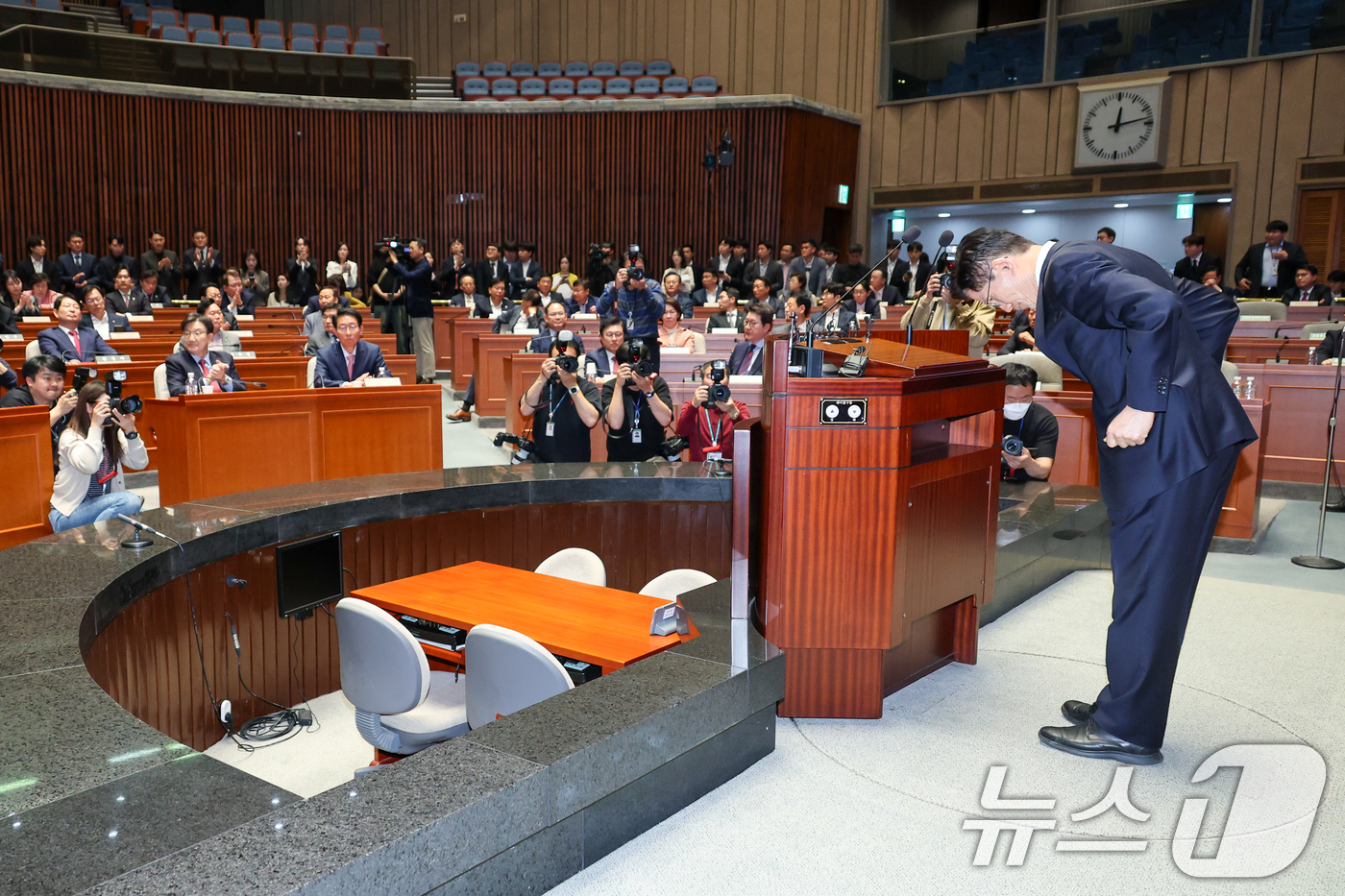 (서울=뉴스1) 안은나 기자 = 김문수 국민의힘 대통령 후보가 9일 서울 여의도 국회에서 열린 의원총회에서 지도부를 향해 "무소속을 당 후보 만들려 불법부당 수단 동원, 중단하라" …