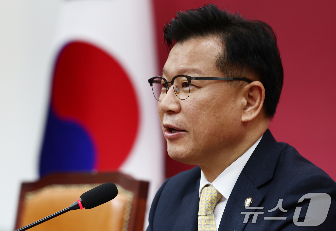(서울=뉴스1) 김민지 기자 = 이양수 국민의힘 사무총장이 9일 오후 서울 여의도 국회에서 김문수 대통령 후보와 한덕수 무소속 예비후보의 단일화 관련 기자회견을 하고 있다. 202 …