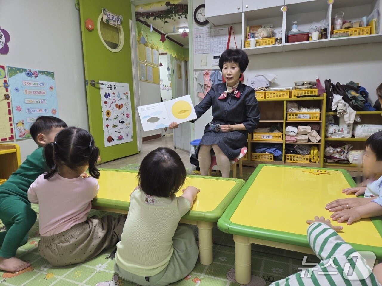 본문 이미지 - 동그라미 선생님을 활동하고 있는 김부임 할머니가 아이들이게 동화구연을 하고 있다.(재판매 및 DB금지) / 뉴스1