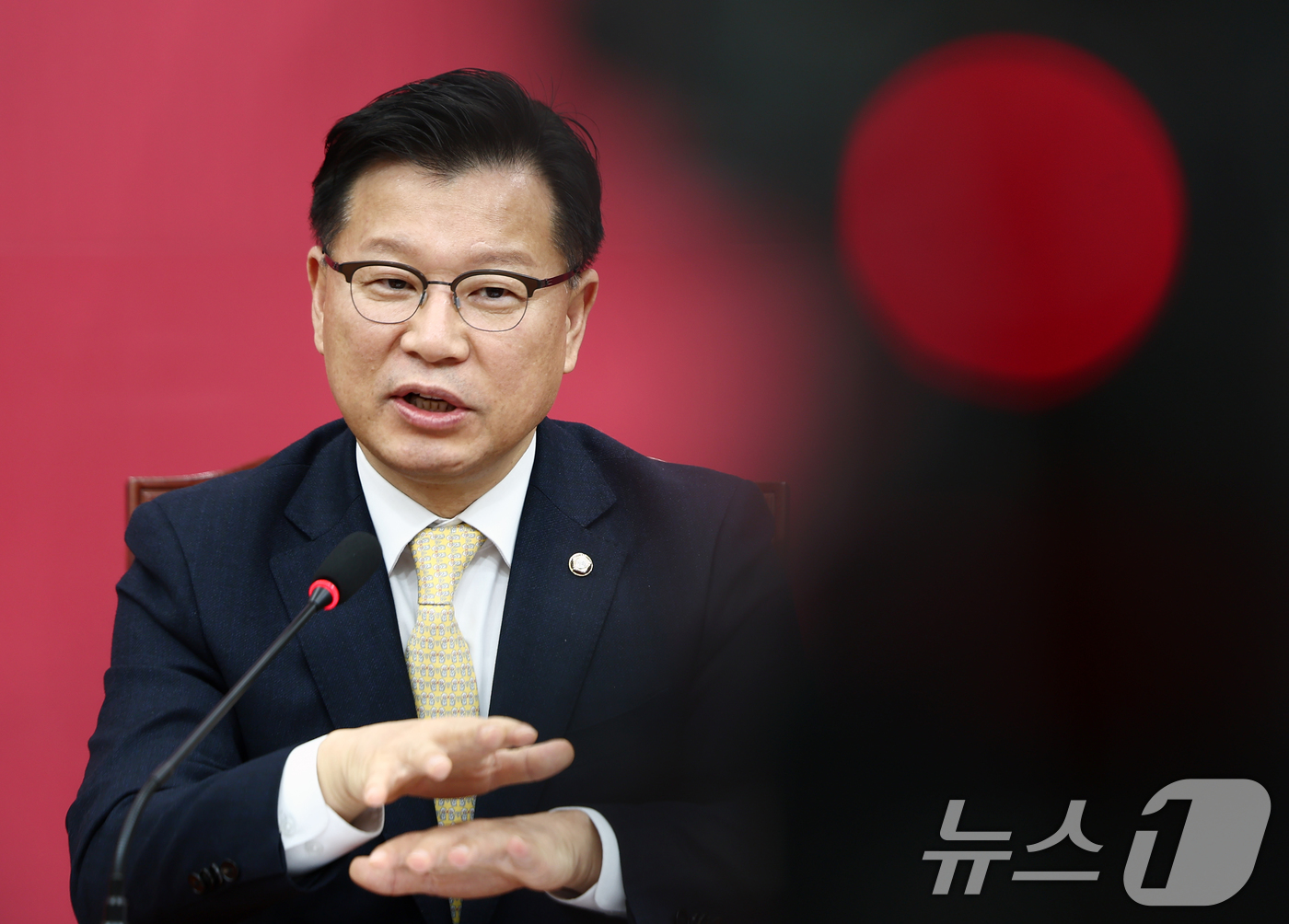 (서울=뉴스1) 김민지 기자 = 이양수 국민의힘 사무총장이 9일 오후 서울 여의도 국회에서 김문수 대통령 후보와 한덕수 무소속 예비후보의 단일화 관련 기자회견을 하고 있다. 202 …