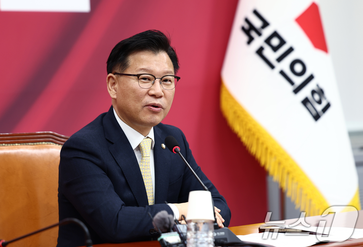 (서울=뉴스1) 김민지 기자 = 이양수 국민의힘 사무총장이 9일 오후 서울 여의도 국회에서 김문수 대통령 후보와 한덕수 무소속 예비후보의 단일화 관련 기자회견을 하고 있다. 202 …