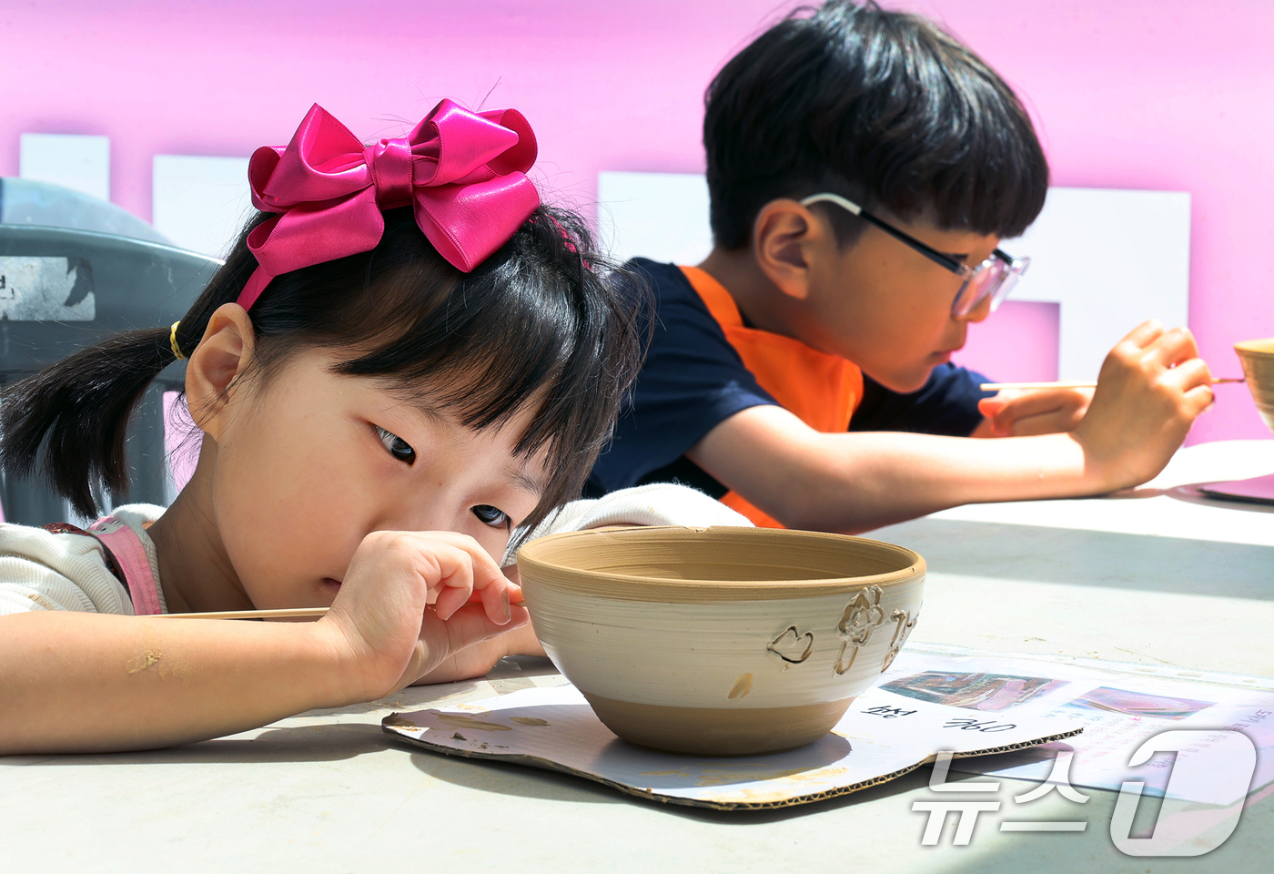 (서울=뉴스1) 이연주 기자 = 9일 경기도 여주시 신륵사 관광지 일원에서 열린 제37회 여주도자기축제 도자기 홍보 판매관을 찾은 어린이들이 도자체험을 하고 있다. (여주시 제공. …