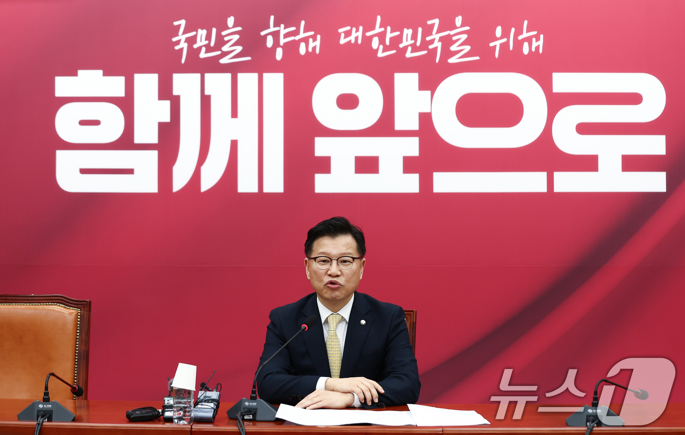 (서울=뉴스1) 김민지 기자 = 이양수 국민의힘 사무총장이 9일 오후 서울 여의도 국회에서 김문수 대통령 후보와 한덕수 무소속 예비후보의 단일화 관련기자회견을 하고 있다. 2025 …