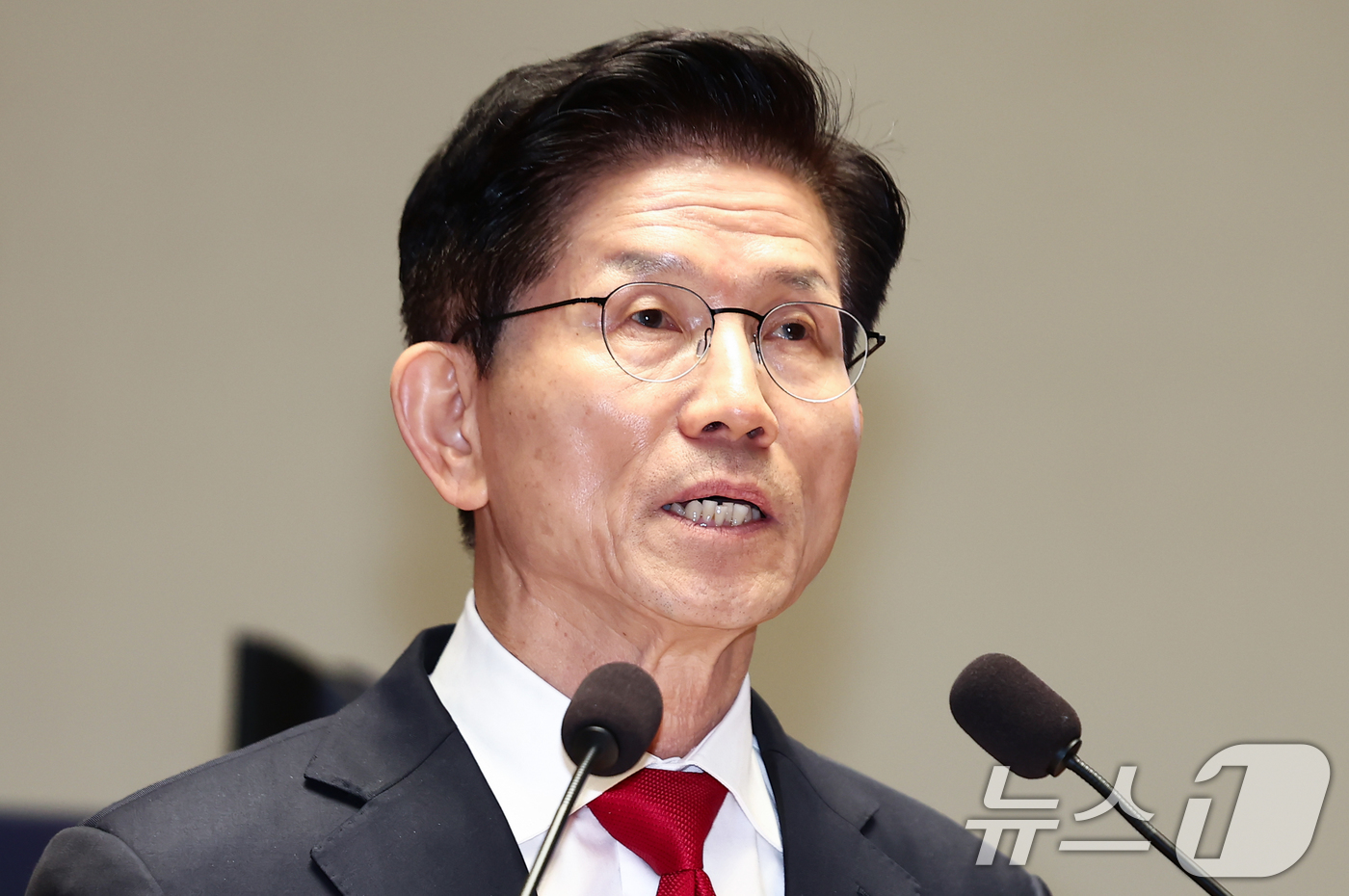 (서울=뉴스1) 김민지 기자 = 김문수 국민의힘 대통령 후보가 9일 서울 여의도 국회에서 열린 의원총회에서 단일화 관련 입장을 밝히고 있다. 2025.5.9/뉴스1