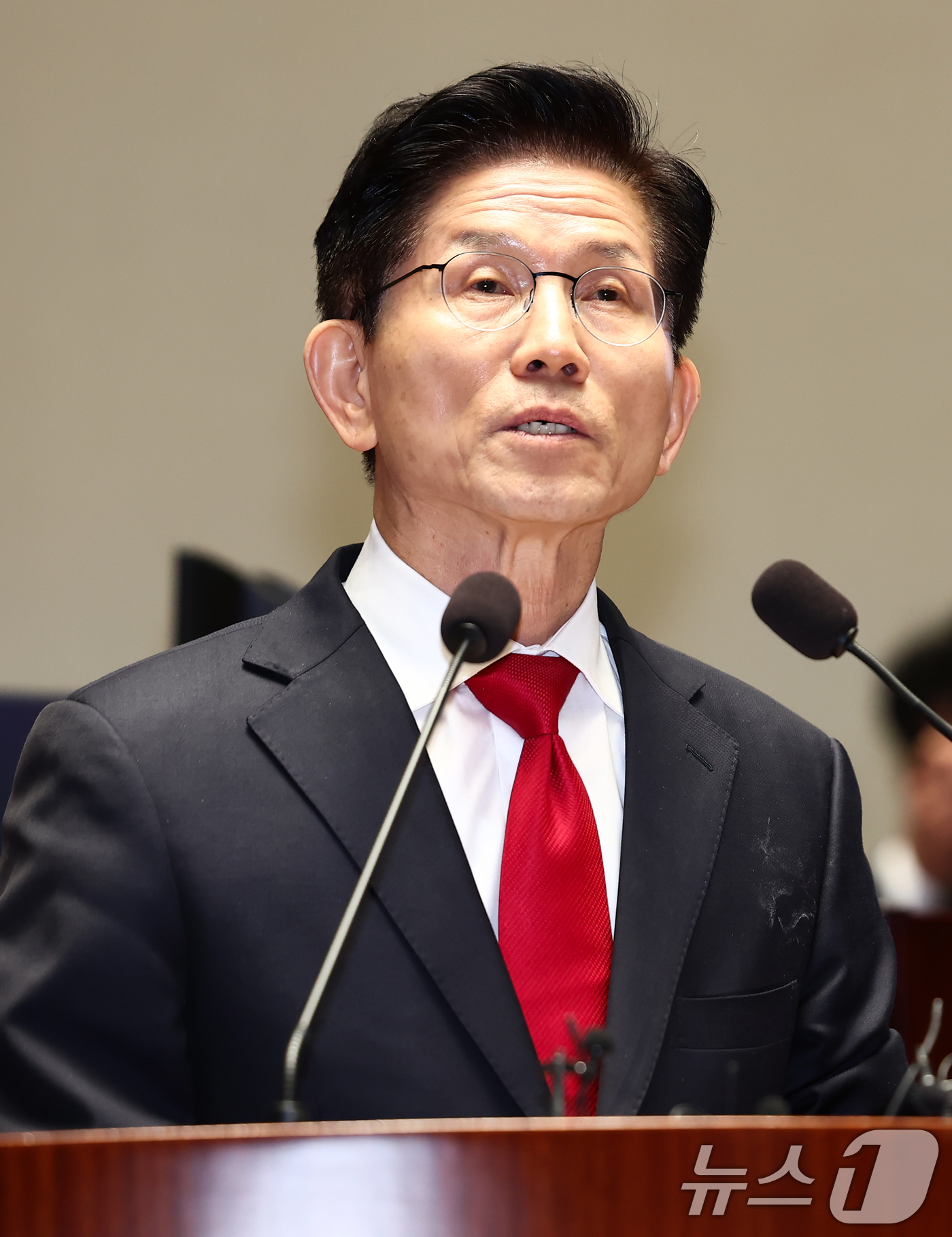 (서울=뉴스1) 김민지 기자 = 김문수 국민의힘 대통령 후보가 9일 서울 여의도 국회에서 열린 의원총회에서 단일화 관련 입장을 밝히고 있다. 2025.5.9/뉴스1
