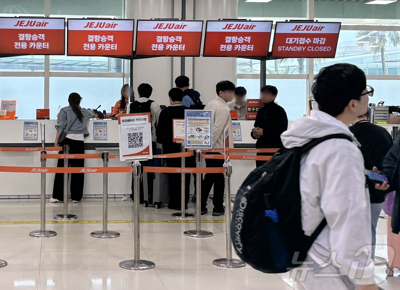 (제주=뉴스1) 홍수영 기자 = 9일 제주에 강풍특보가 발효 중인 가운데 제주국제공항 3층이 이용객들로 붐비고 있다. 이날 오후 1시 기준 제주를 기점으로 한 항공편 68편이 결항 …