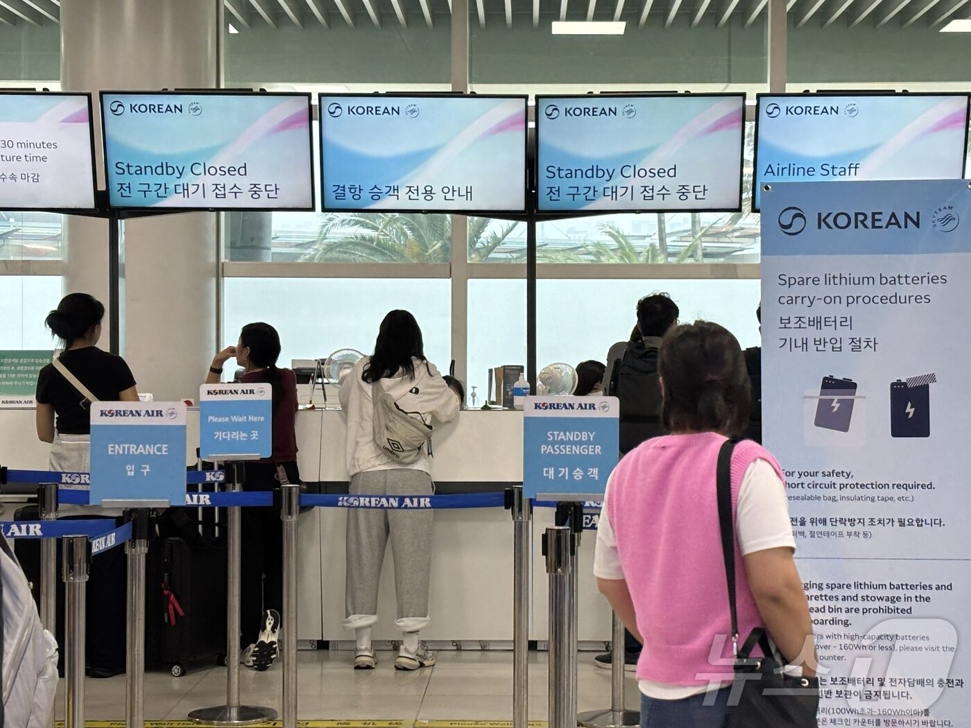 본문 이미지 - 9일 제주에 강풍특보가 발효 중인 가운데 제주국제공항 3층이 이용객들로 붐비고 있다. 이날 오후 1시 기준 제주를 기점으로 한 항공편 68편이 결항되고 70편은 지연됐다.2025.5.9/뉴스1 ⓒ News1 홍수영 기자