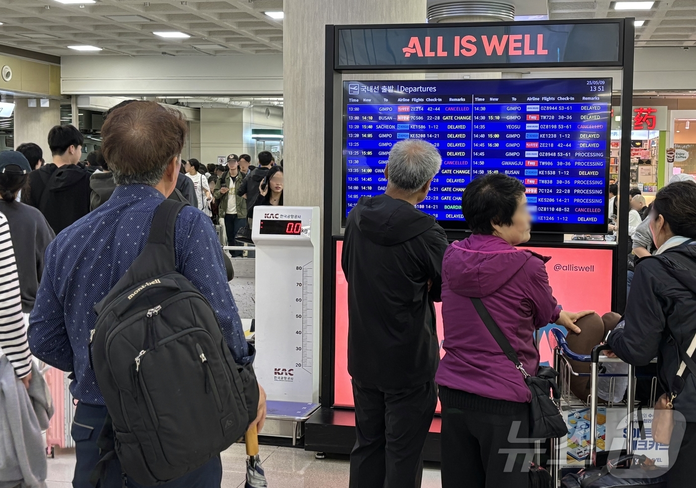 (제주=뉴스1) 홍수영 기자 = 9일 제주에 강풍특보가 발효 중인 가운데 제주국제공항 3층이 이용객들로 붐비고 있다. 이날 오후 1시 기준 제주를 기점으로 한 항공편 68편이 결항 …