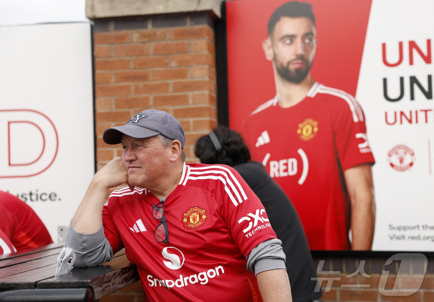 본문 이미지 - 맨유를 응원하는 팬의 모습ⓒ 로이터=뉴스1