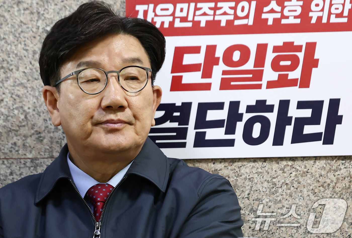 (서울=뉴스1) 김민지 기자 = 김문수 국민의힘 대통령 후보에게 단일화 약속을 촉구하며 단식농성 중인 권성동 원내대표가 9일 오후 서울 여의도 원내대표실 앞 농성장에서 굳은 표정을 …