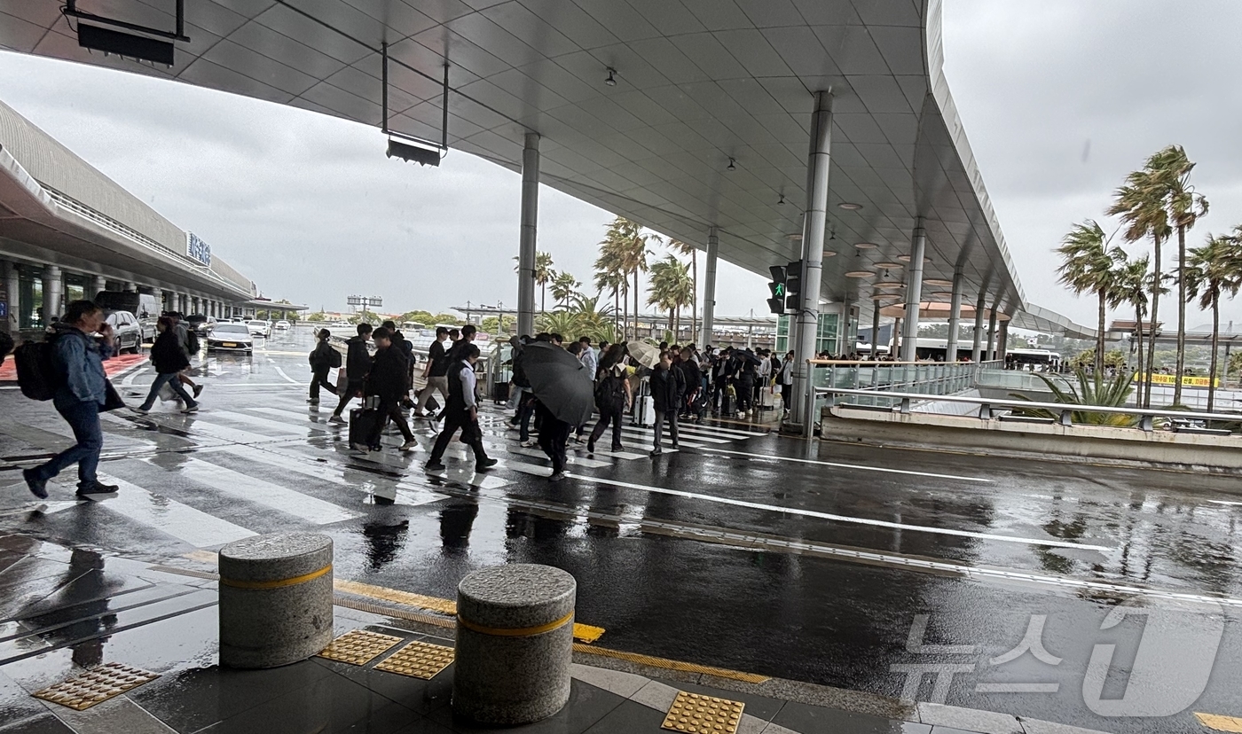 (제주=뉴스1) 홍수영 기자 = 9일 제주에 강풍특보가 발효 중인 가운데 제주국제공항에 제주를 떠나려는 여행객들이 발길을 서두르고 있다. 이날 오후 1시 기준 제주를 기점으로 한 …